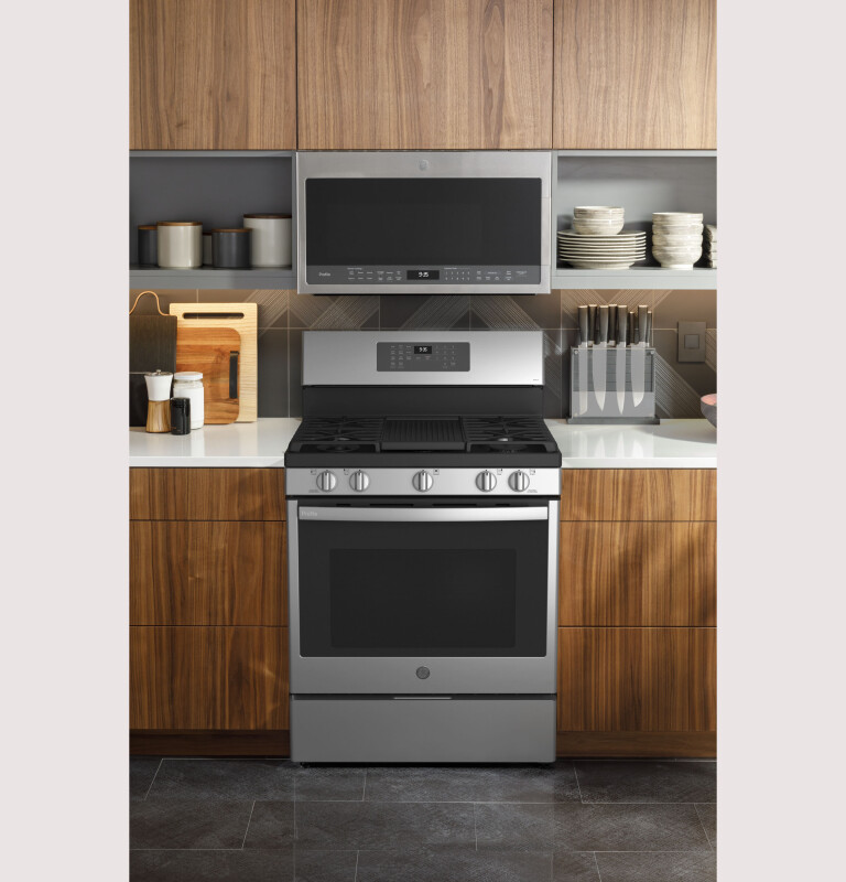 Smart 30" Free-Standing Self Clean Gas Fingerprint Resistant Range with No Preheat Air Fry PGB935YPFS