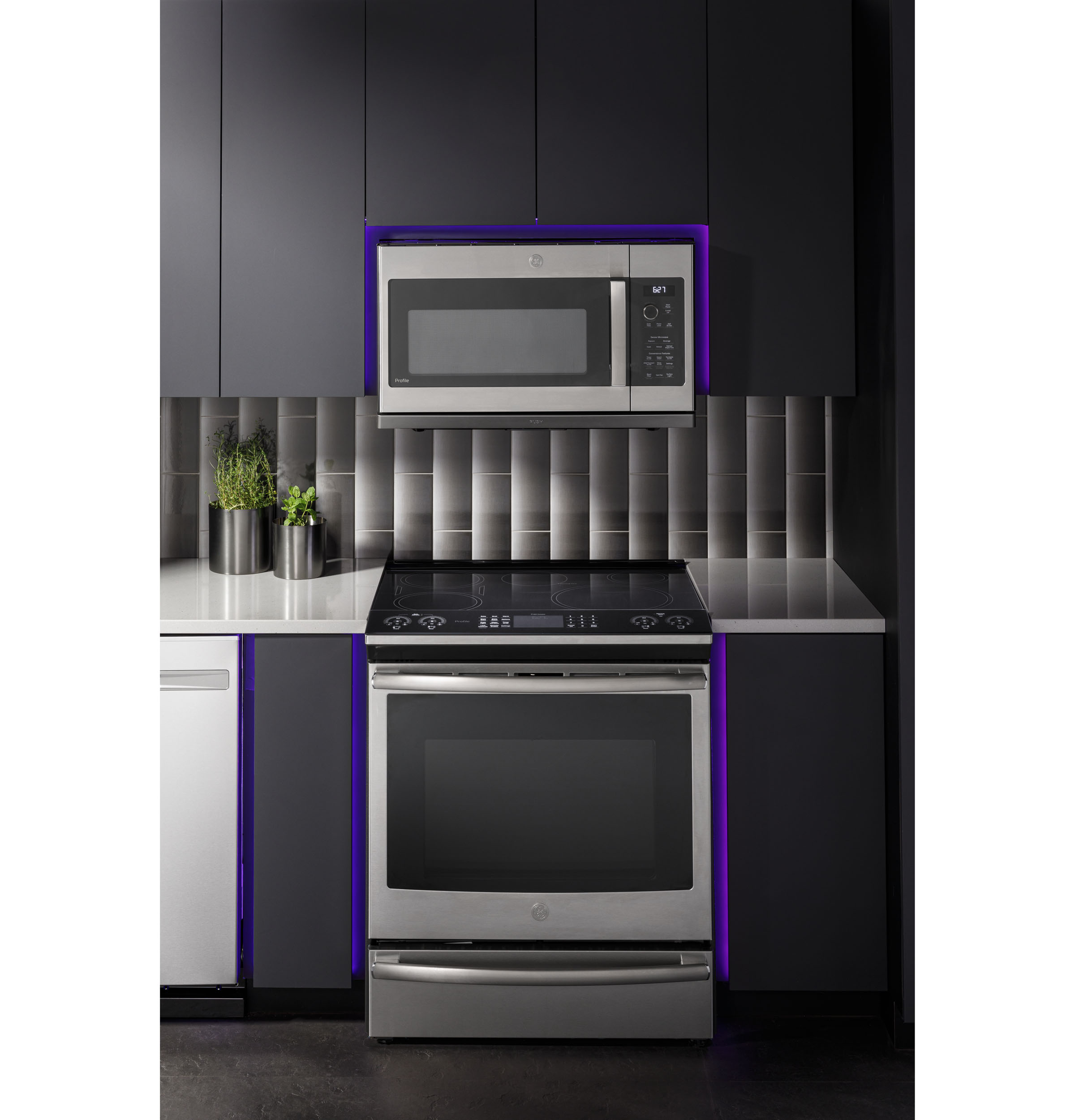 Ge Profile™ 2.2 Cu. Ft. Over-the-range Sensor Microwave Oven With Extendable Slide-out Vent PVM9225RYSS