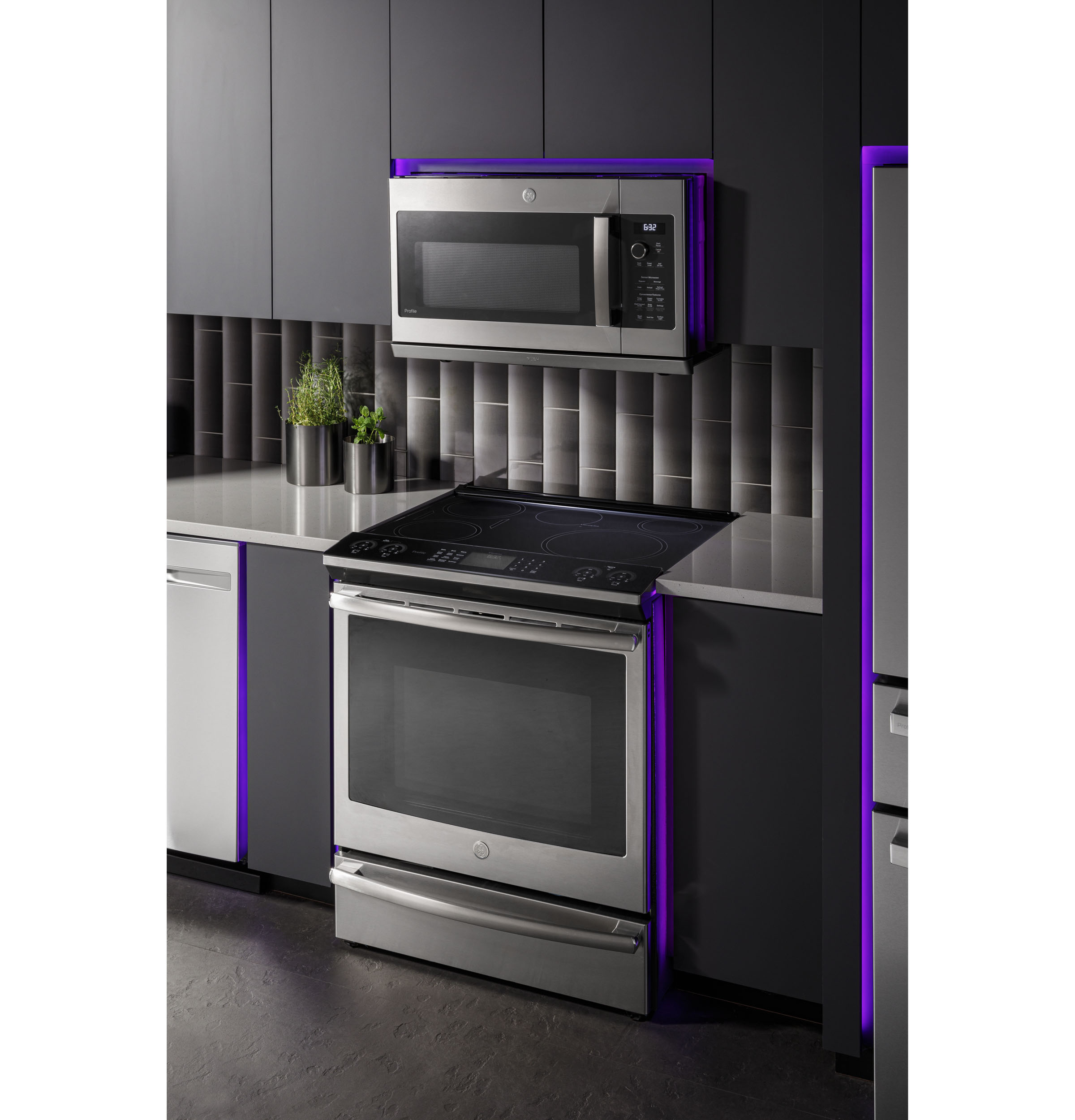 Ge Profile™ 2.2 Cu. Ft. Over-the-range Sensor Microwave Oven With Extendable Slide-out Vent PVM9225RYSS