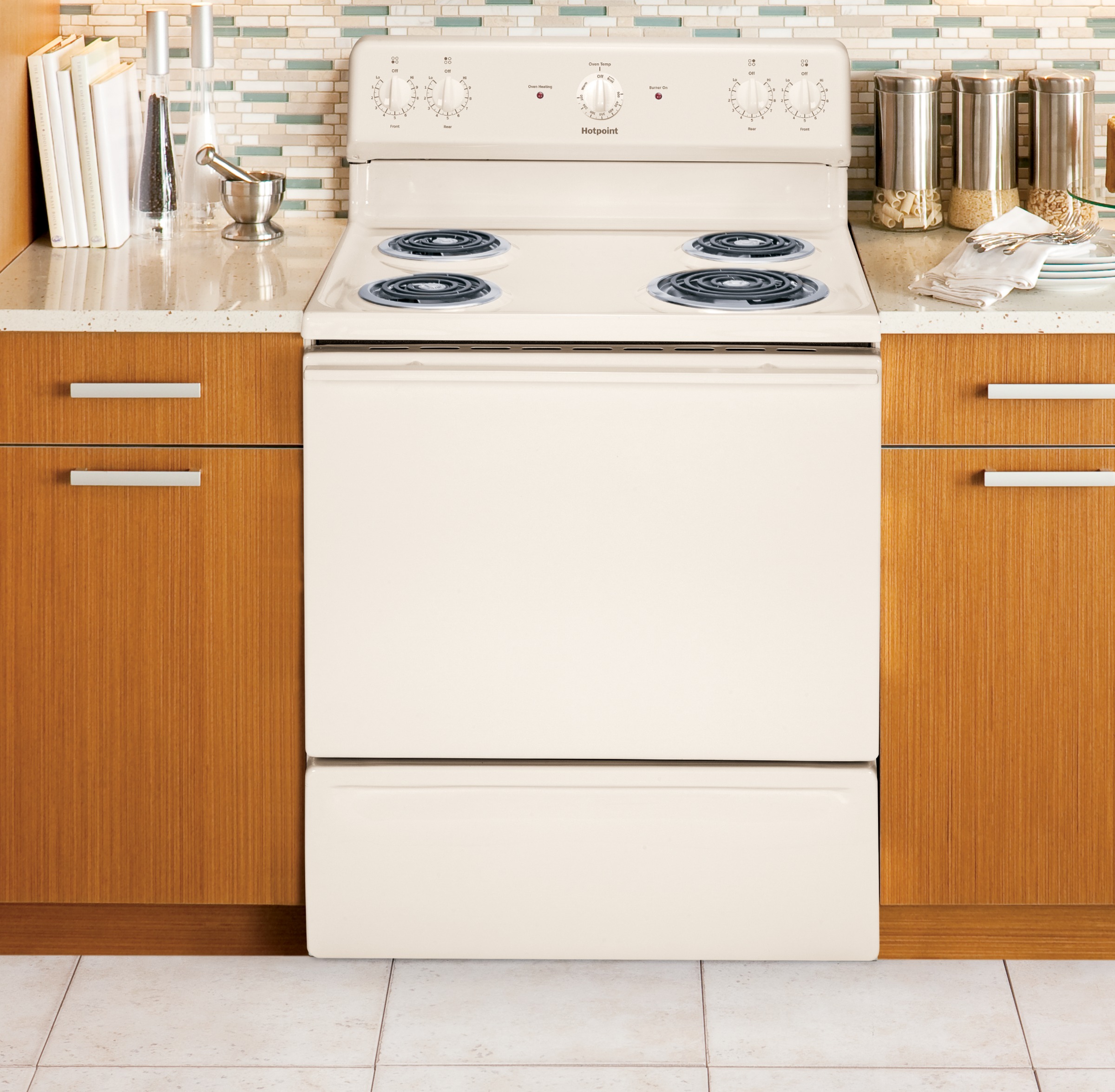 Hotpoint® 30" Free-Standing Electric Range RB525DHCC