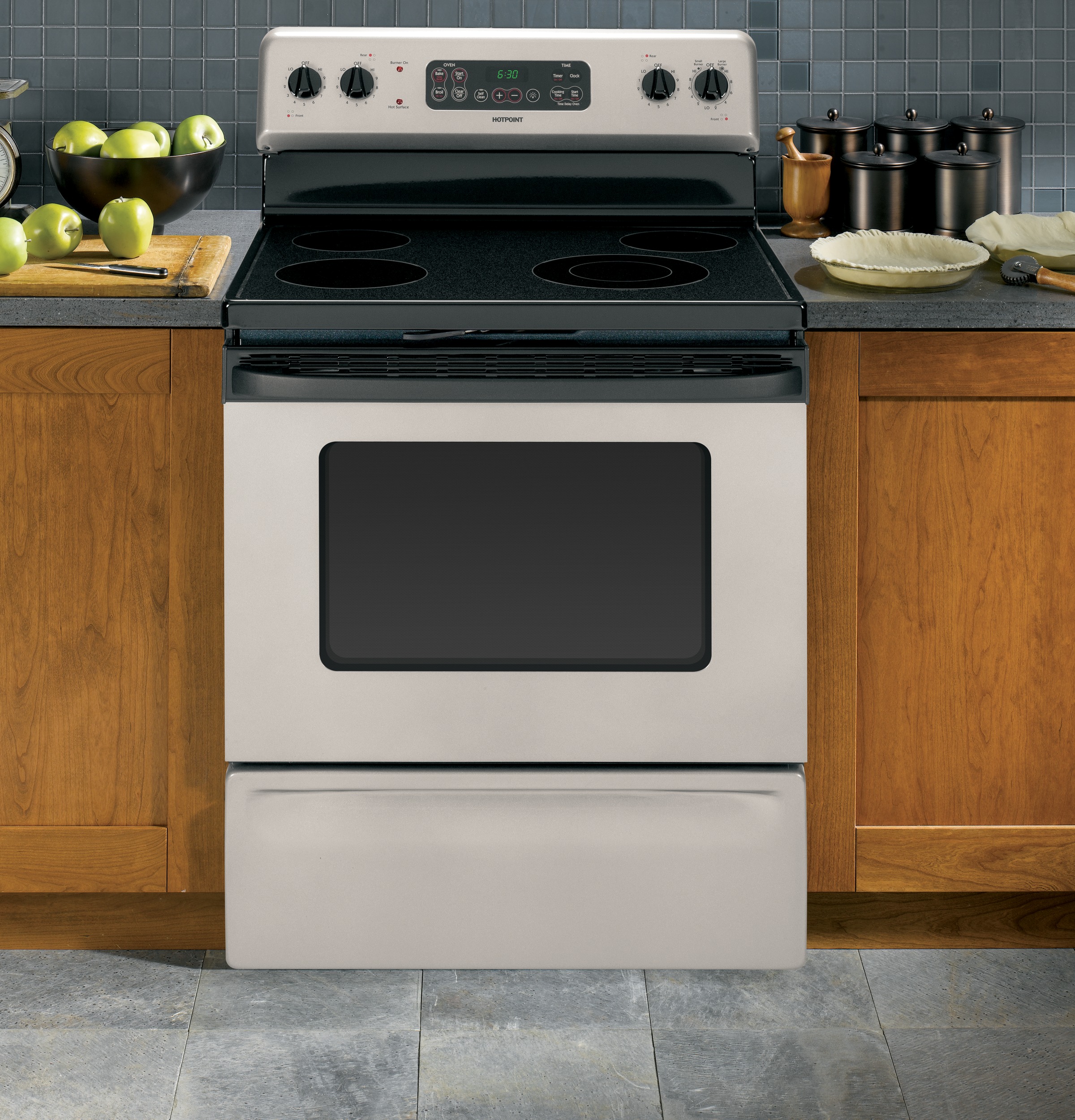 30" Free-Standing Electric Range RB790SRSA
