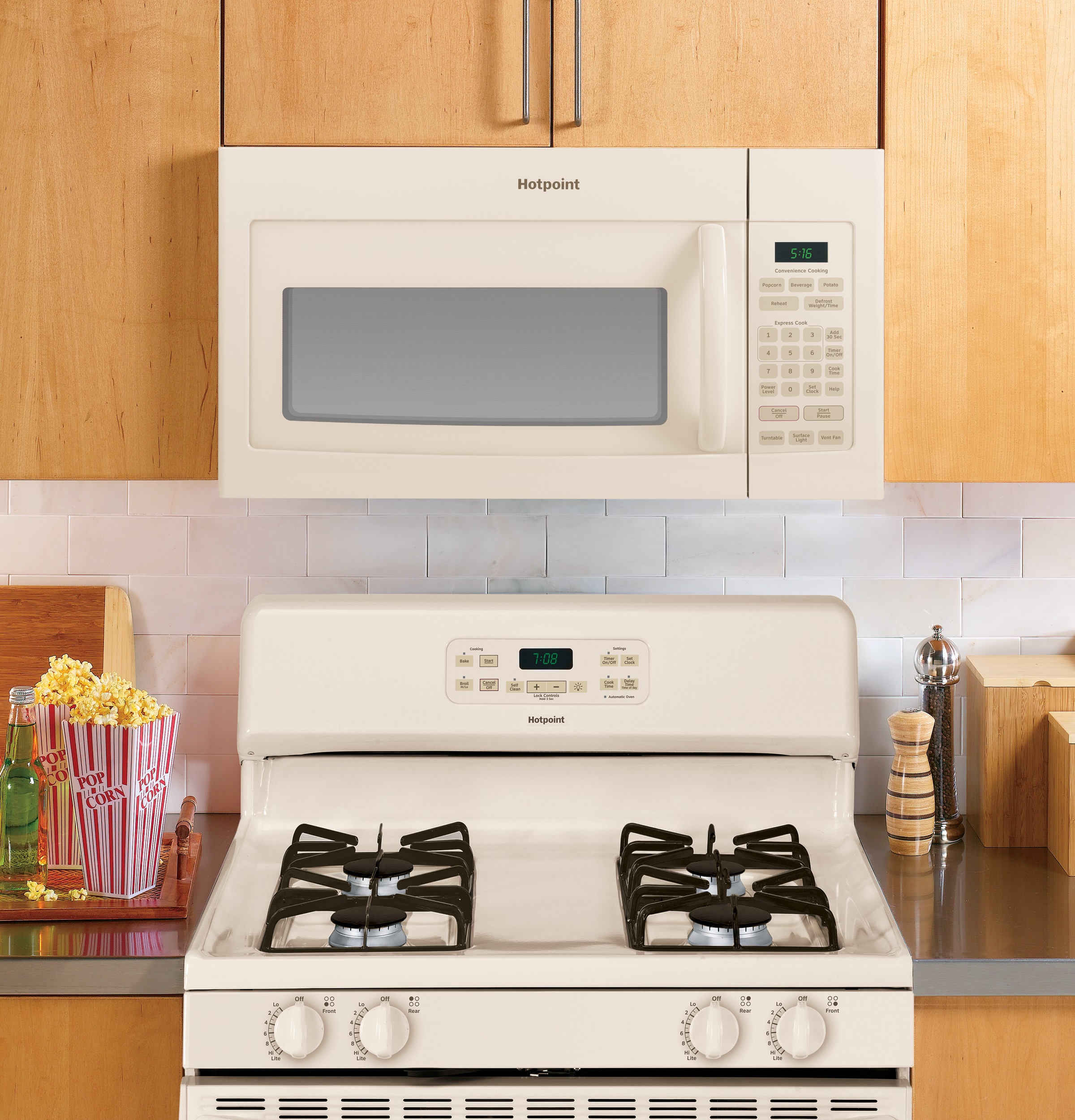 Hotpoint® 30" Free-Standing Gas Range RGB780DEHCC