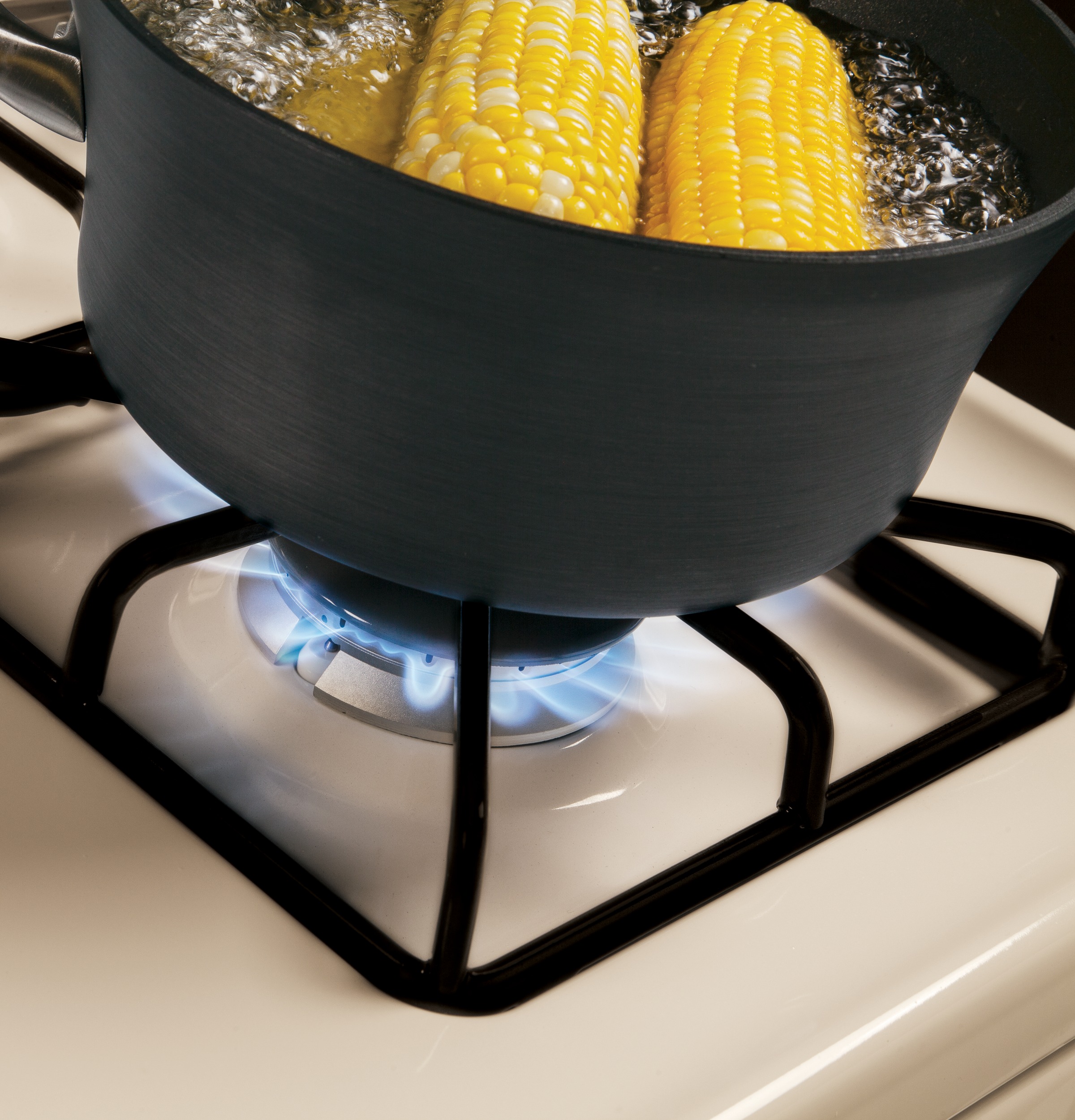 Hotpoint® 30" Free-Standing Gas Range RGB780DEHCC