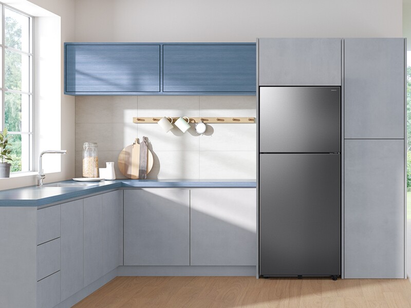 18 cu. ft. Top Freezer Refrigerator with Ice Maker in Stainless Steel RT70F18LASRAA