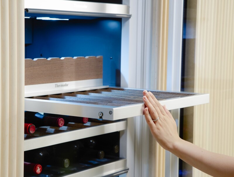 Built-in Wine Cooler with Glass Door 24" Built-in Wine Cooler with Glass Door 24'' T24IW905SP