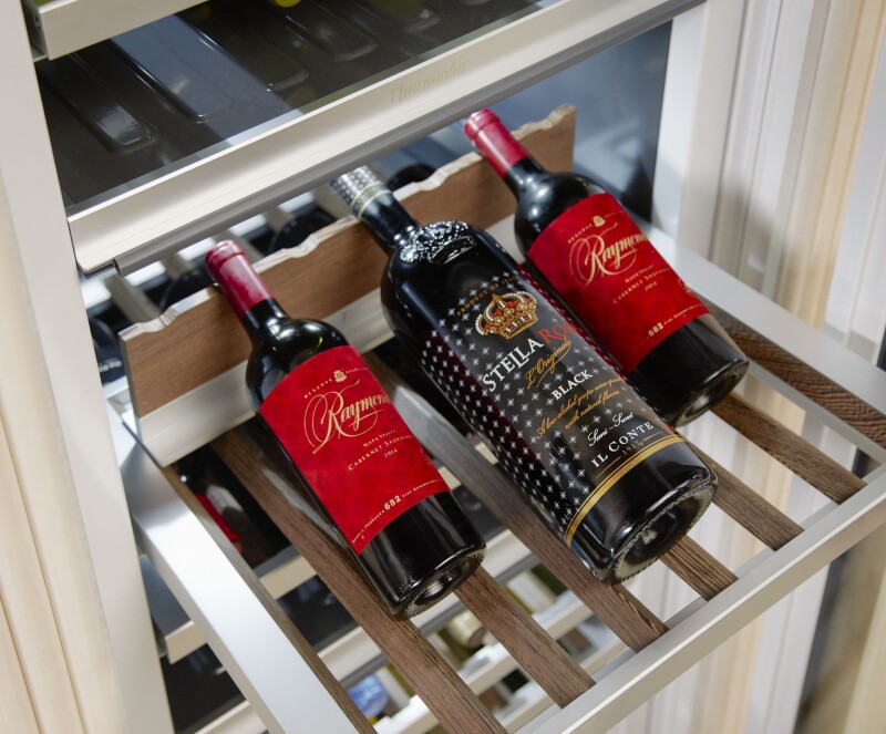 Built-in Wine Cooler with Glass Door 24" Built-in Wine Cooler with Glass Door 24'' T24IW905SP
