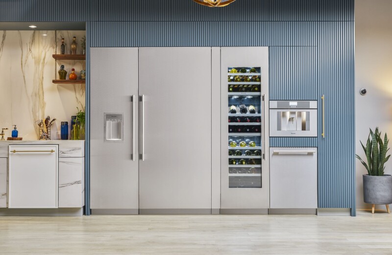Built-in Wine Cooler with Glass Door 24" Built-in Wine Cooler with Glass Door 24'' T24IW905SP