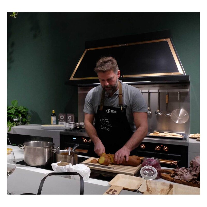 Nostalgie II Noblesse 60″ Dual Fuel Range      (7 Sealed Burners + Griddle + French Top, Liquid Propane, Triple Glass Door, Glossy Black, Brass) UN60FSNMPBKGLP