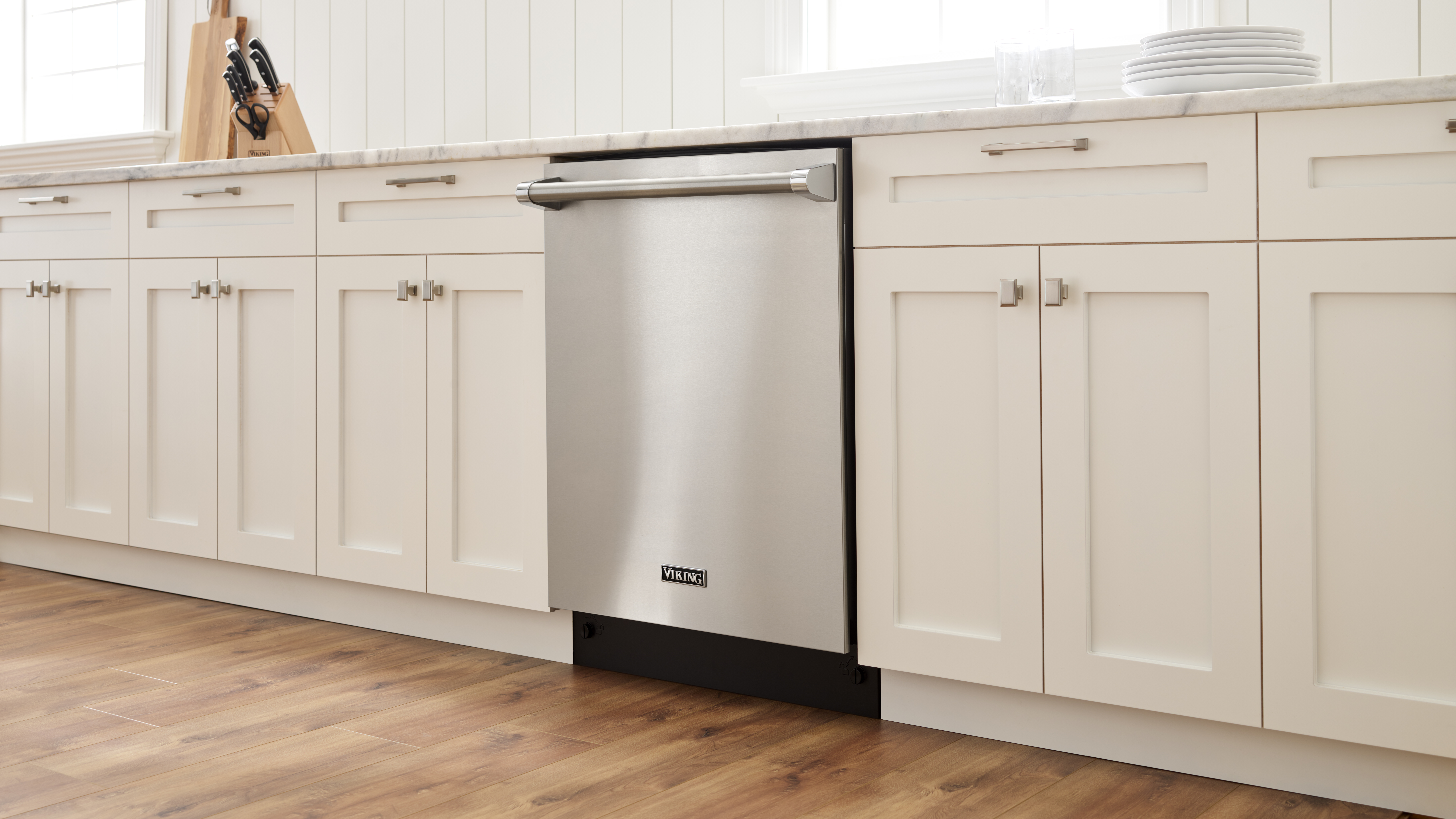 24"W. Dishwasher w/Installed Professional Stainless Steel Panel VDWU724SS