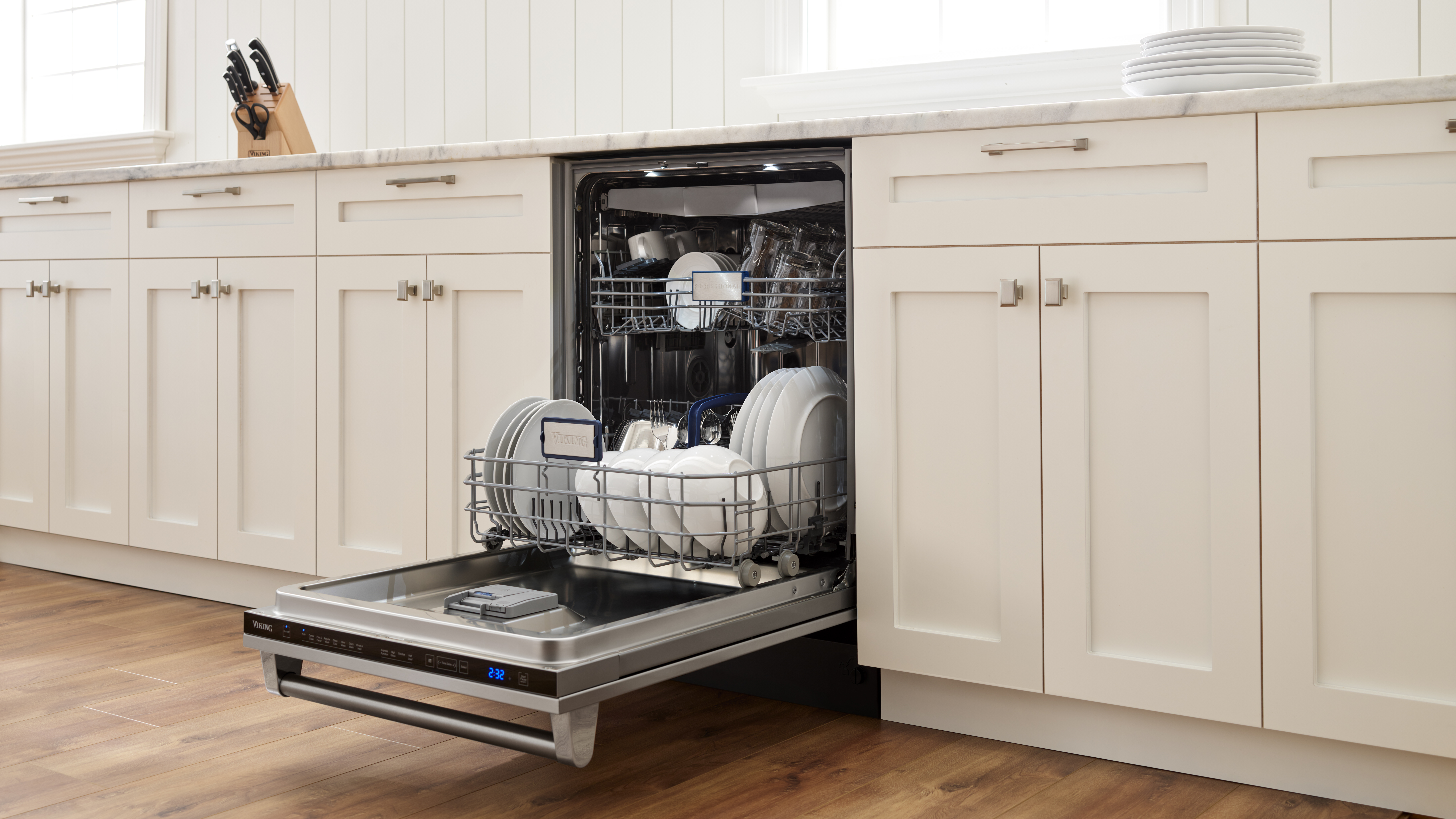 24"W. Dishwasher w/Installed Professional Stainless Steel Panel VDWU724SS