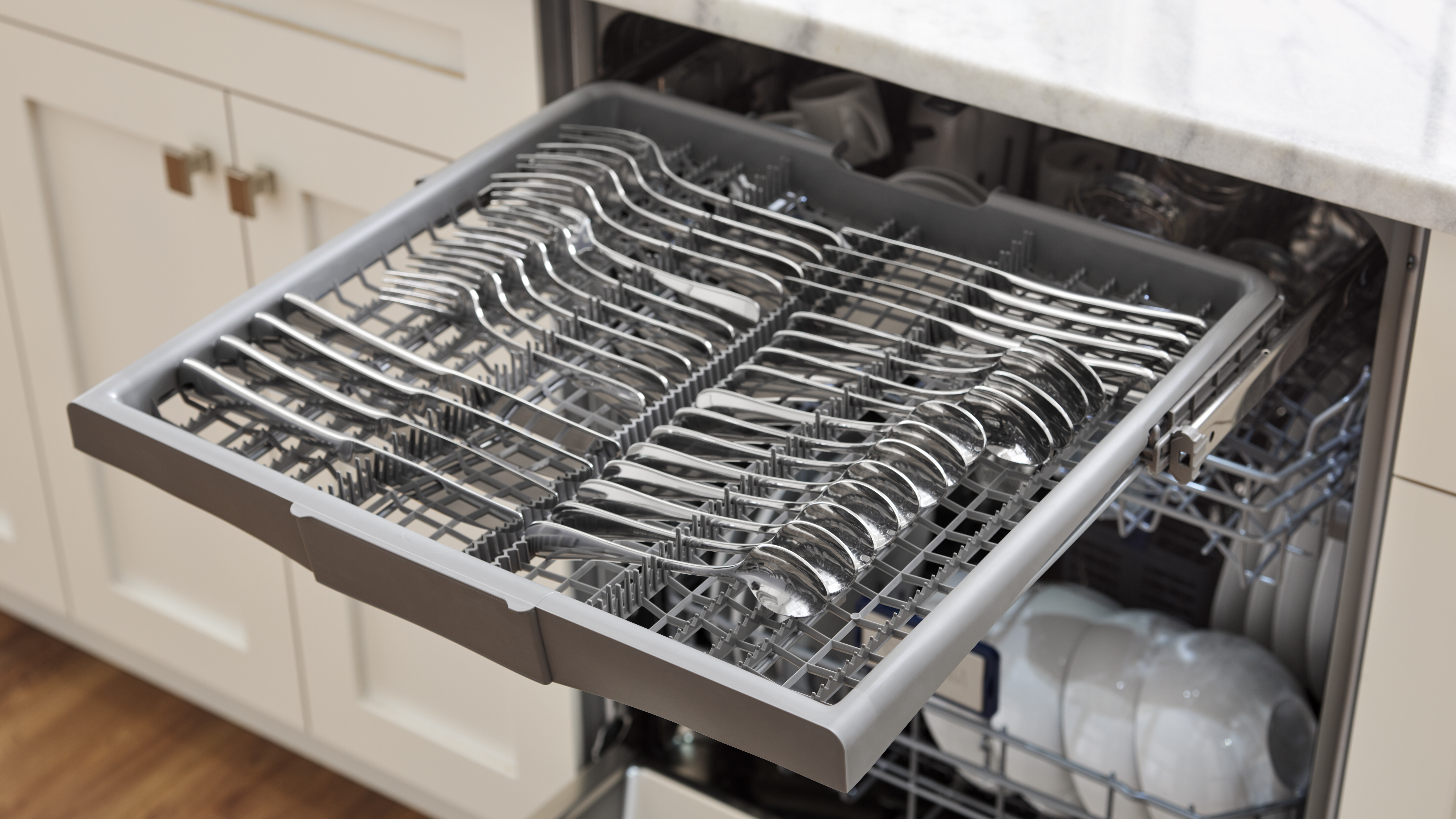 24"W. Dishwasher w/Installed Professional Stainless Steel Panel VDWU724SS