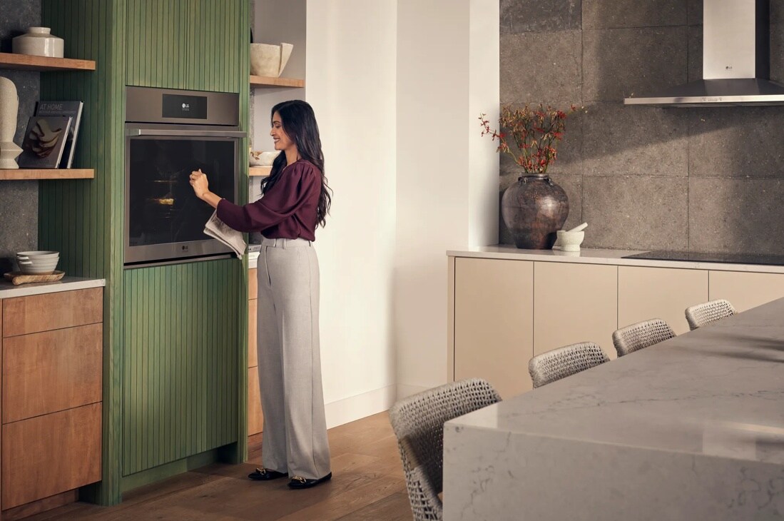 LG STUDIO 4.7 cu. ft. Smart InstaView® Electric Single Built-In Wall Oven with Air Fry & Steam Sous Vide WSES4728F