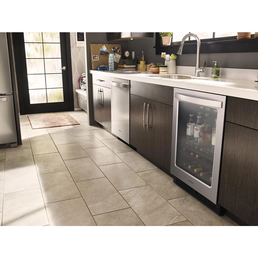 24-inch Wide Undercounter Beverage Center - 5.2 cu. ft. WUB50X24HZ