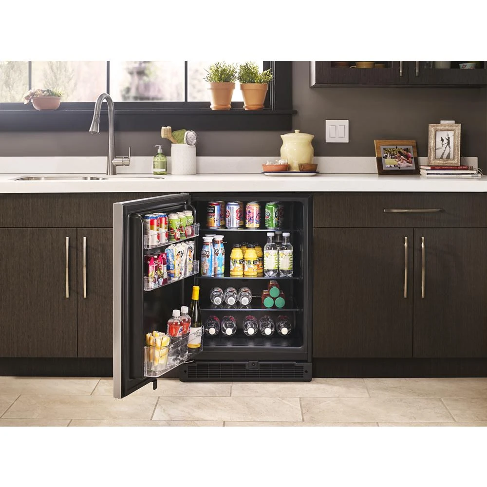 24-inch Wide Undercounter Refrigerator with Towel Bar Handle - 5.1 cu. ft. WUR35X24HZ