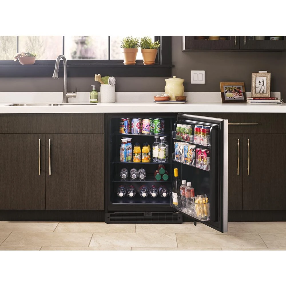 24-inch Wide Undercounter Refrigerator with Towel Bar Handle - 5.1 cu. ft. WUR35X24HZ