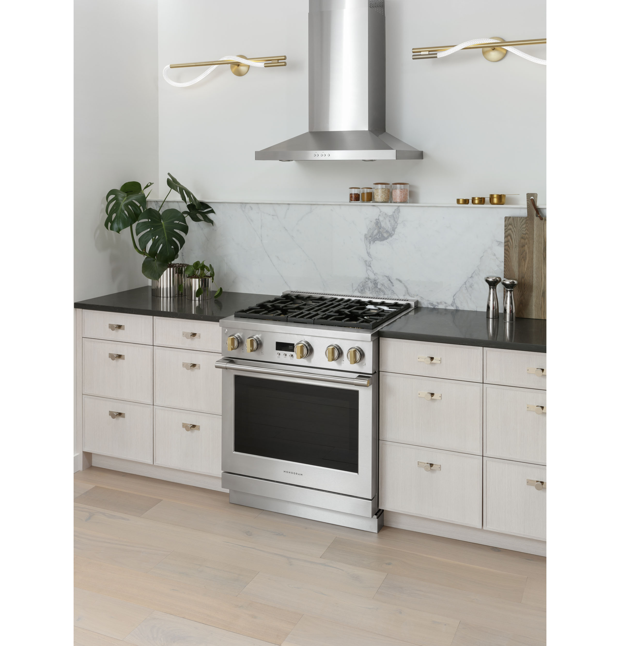 Monogram 30" Dual-Fuel Professional Range with 4 Burners ZDP304NTSS