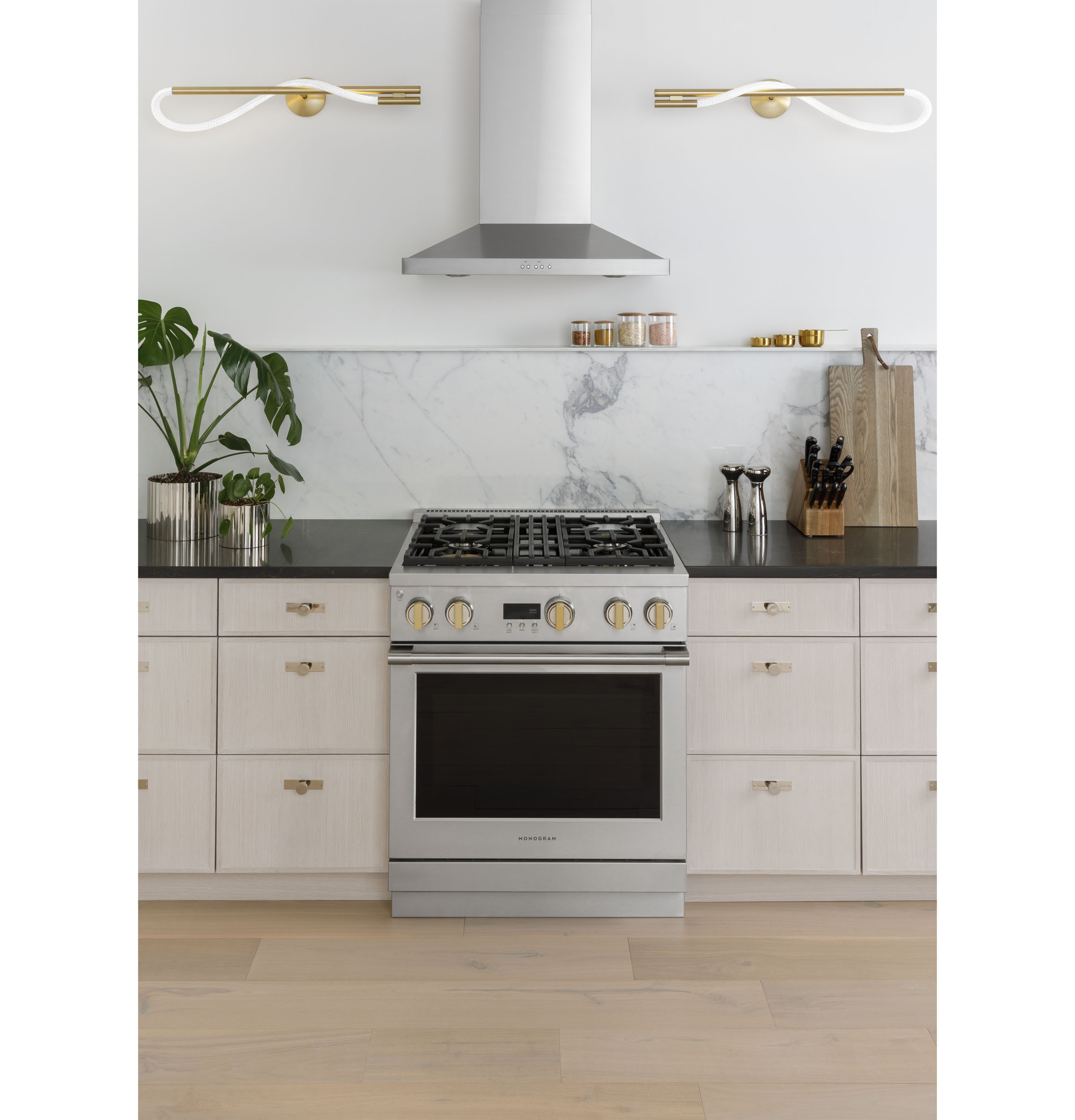 Monogram 30" Dual-Fuel Professional Range with 4 Burners ZDP304NTSS