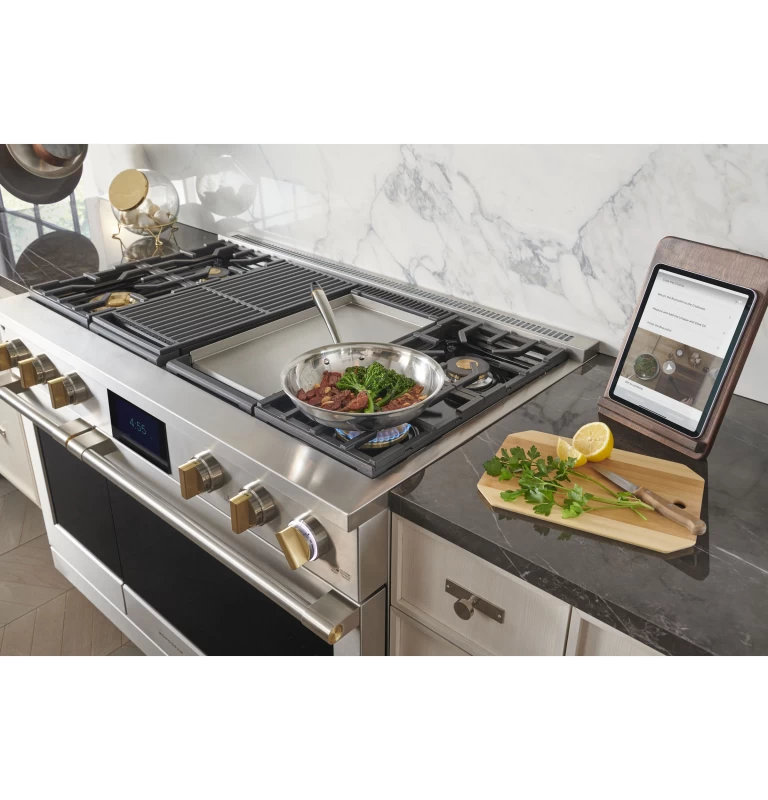 Monogram 36" Dual-Fuel Professional Range with 4 Burners and Griddle ZDP364NDTSS