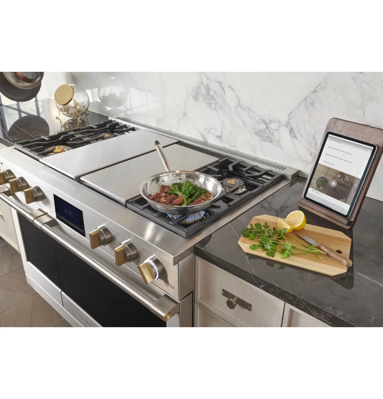 Monogram 36" Dual-Fuel Professional Range with 4 Burners and Griddle ZDP364NDTSS