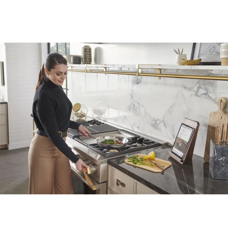 Monogram 36" Dual-Fuel Professional Range with 4 Burners and Griddle ZDP364NDTSS