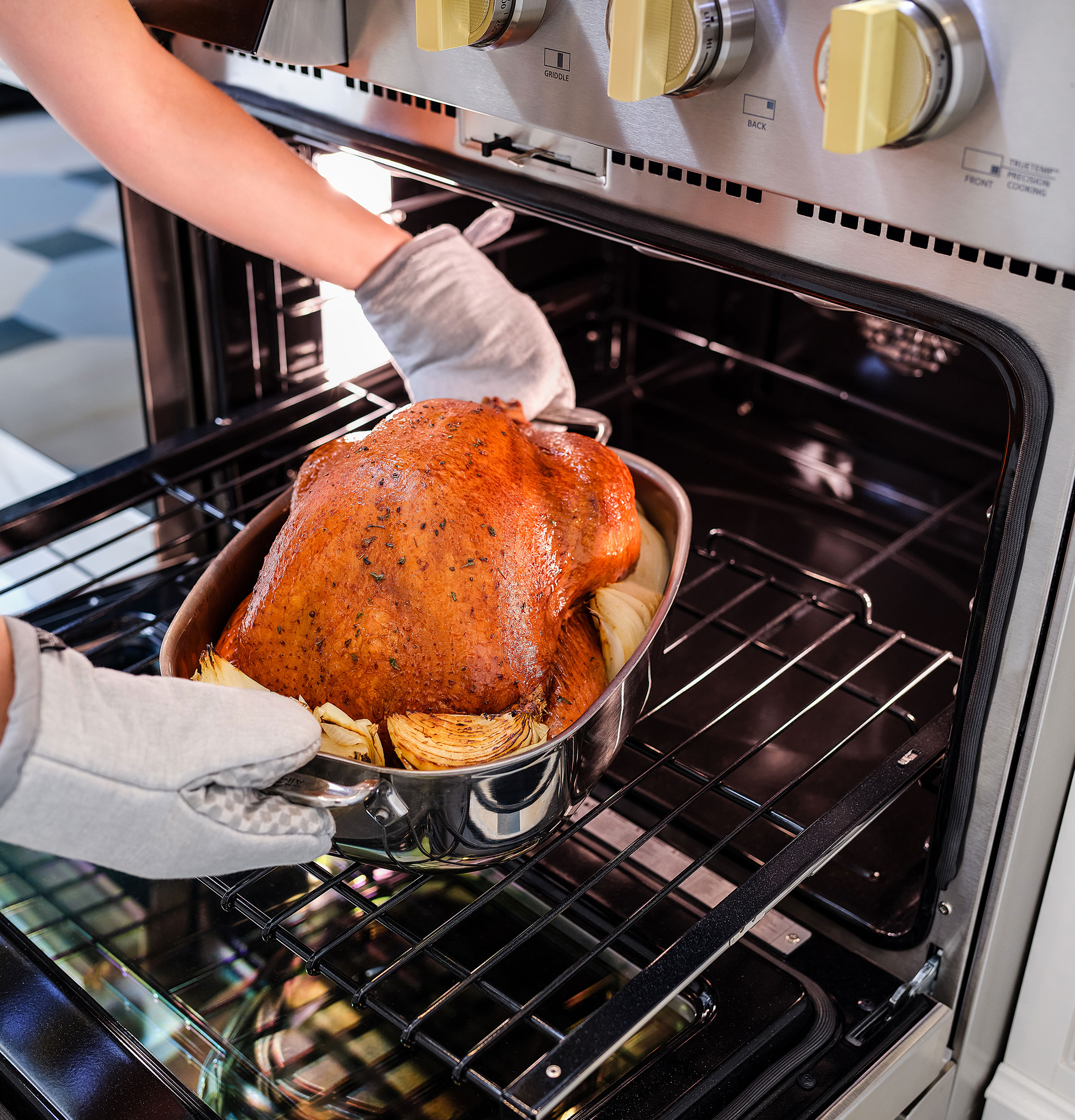 Monogram 48" Dual-Fuel Professional Range with 4 Burners, Grill, and Griddle ZDP484NGTSS