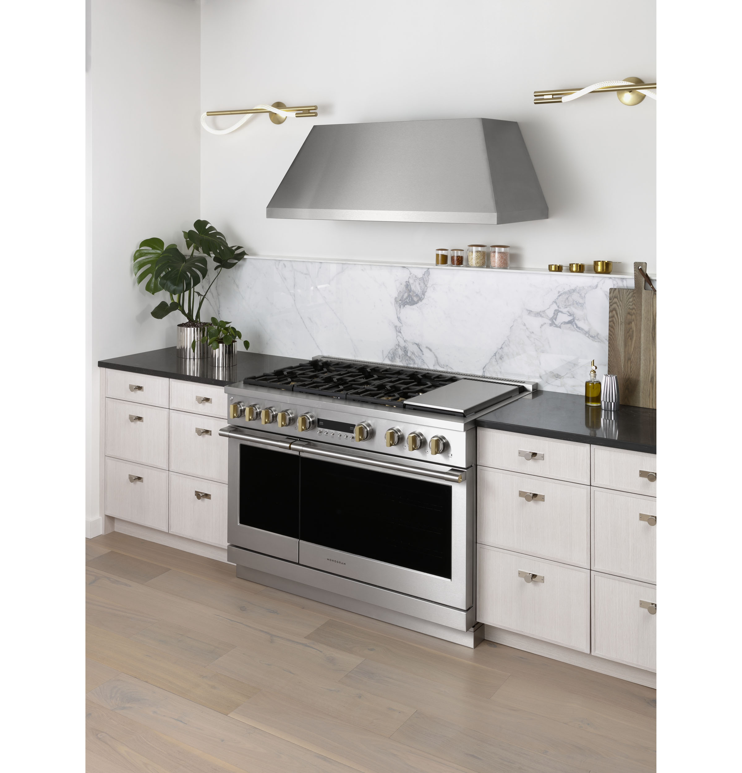 Monogram 48" Dual-Fuel Professional Range with 6 Burners and Griddle ZDP486NDTSS