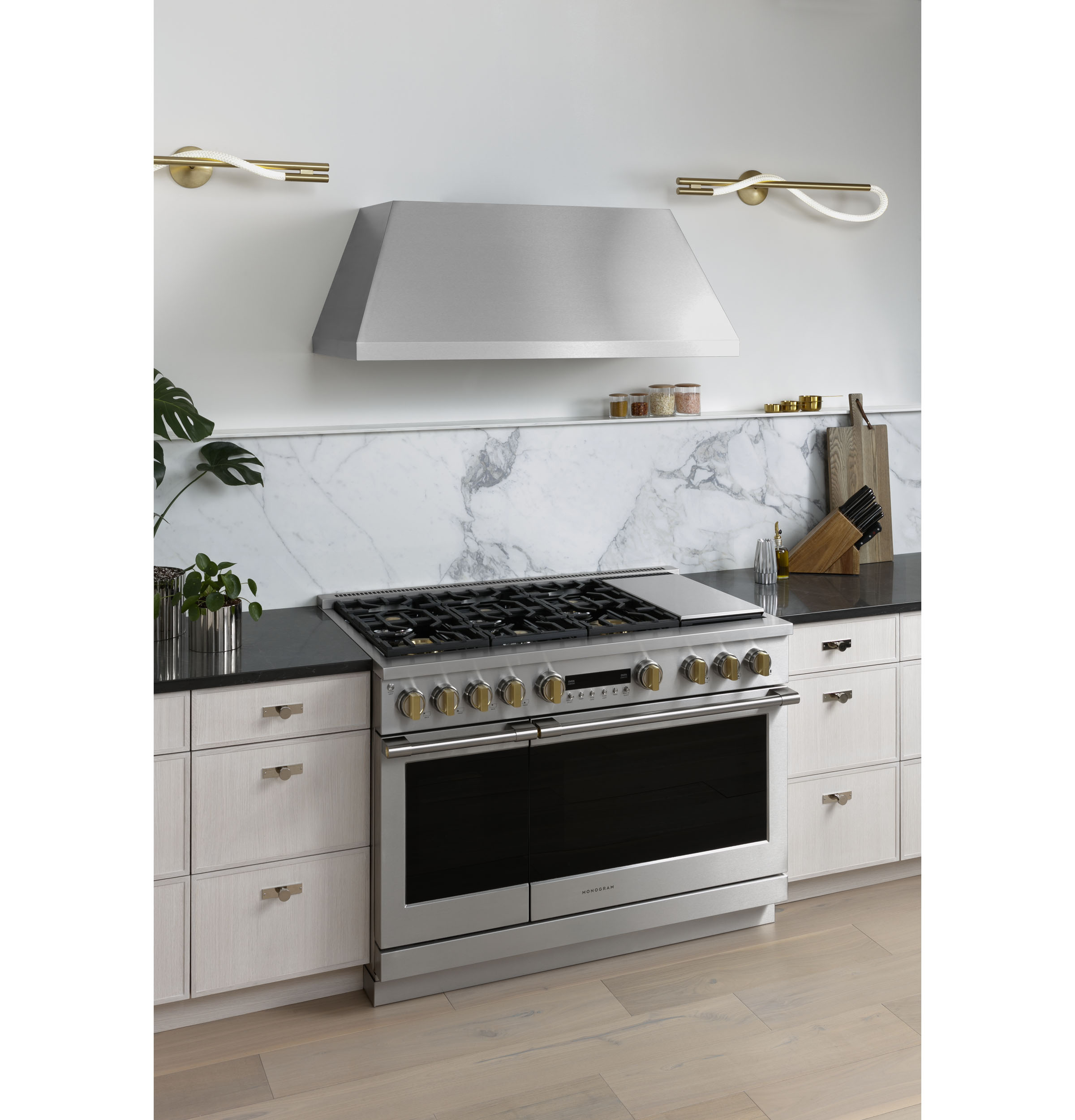 Monogram 48" Dual-Fuel Professional Range with 6 Burners and Griddle ZDP486NDTSS