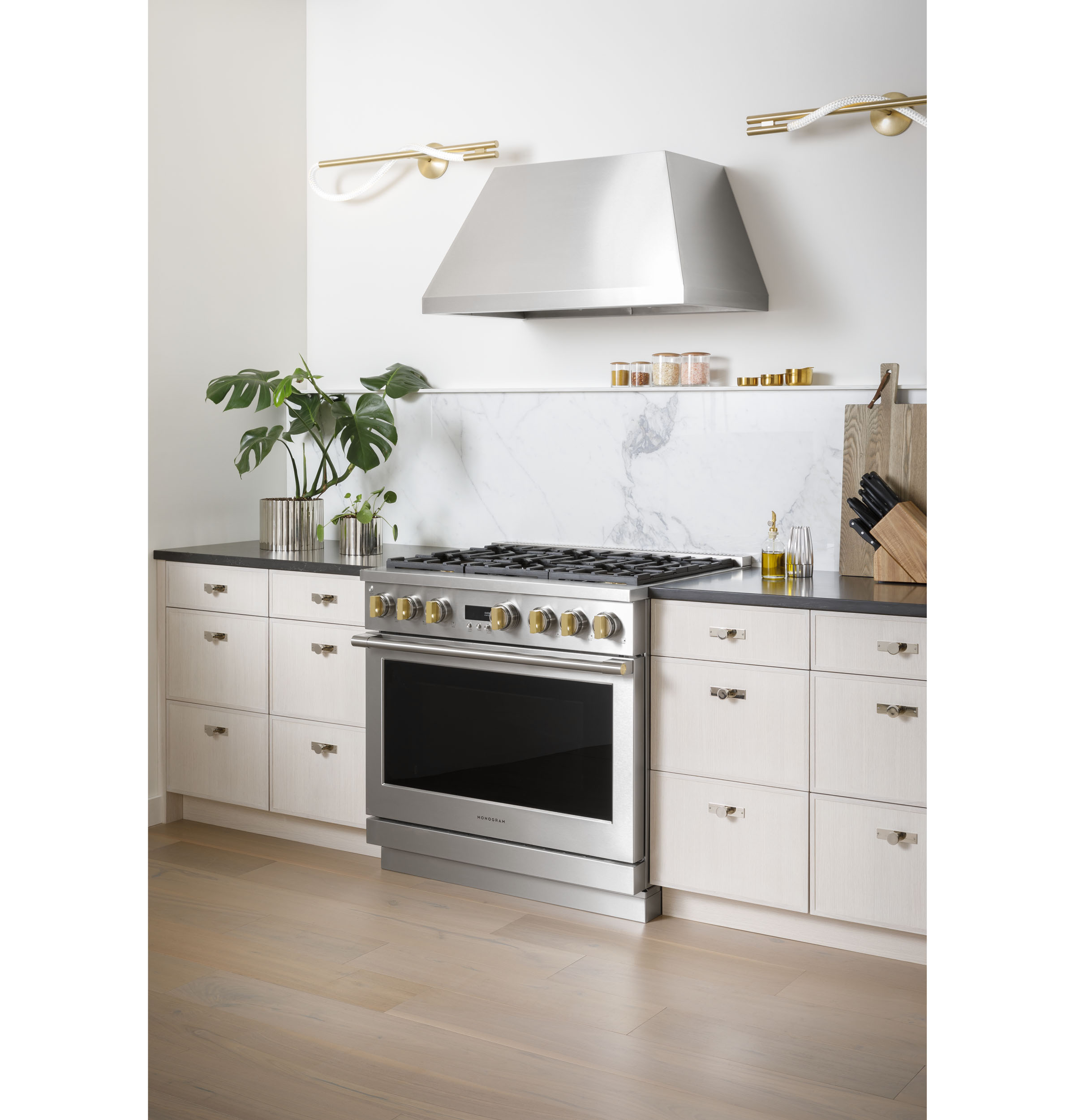 Monogram 36" All Gas Professional Range with 4 Burners and Griddle ZGP364NDTSS