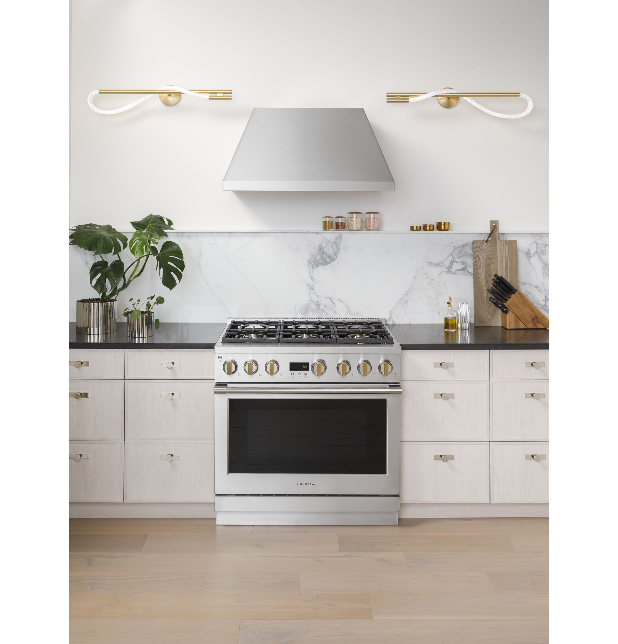 Monogram 36" All Gas Professional Range with 4 Burners and Griddle ZGP364NDTSS