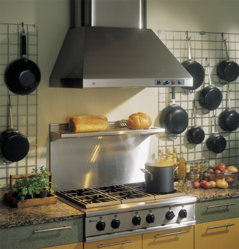 GE Monogram® 36" Professional Gas Cooktop with 4 Burners and Griddle (Natural Gas) ZGU36N4DDSS